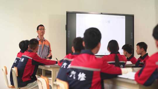 广西中学汽修专业上课场景