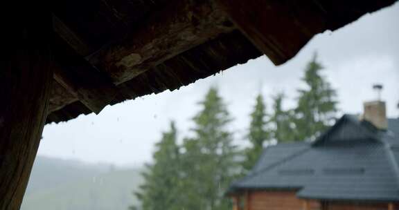 白天雨水从棕色瓷砖屋顶落下