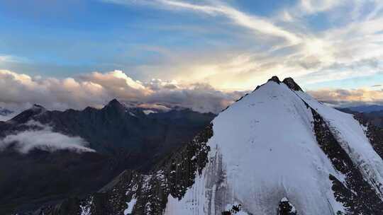 航拍川西贡嘎山卫峰乌库楚雪山风光