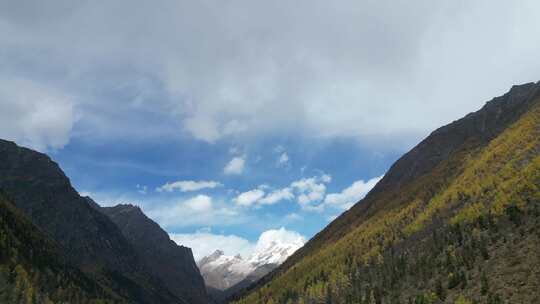 航拍长坪沟木骡子景点的彩林与雪山