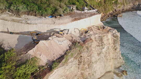 巴厘岛乌鲁瓦图的道路建设自动扶梯的工作和