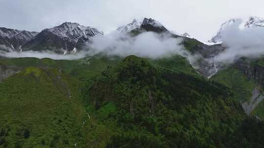 四川甘孜海螺沟景区航拍的金银山雪山风光