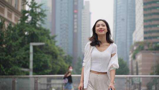 开心幸福都市女青年白领走在城市街头视频素材模板下载
