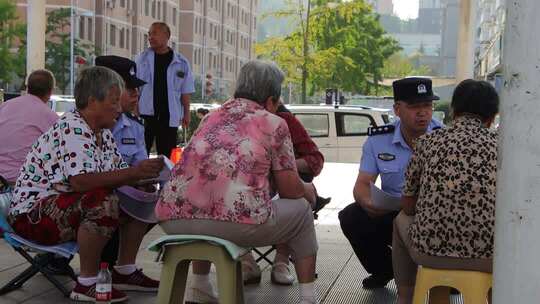 威海高区公安民警开展社区老年群众反诈宣传