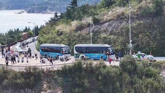 航拍威海市环翠区猫头山环海路观光大巴客车