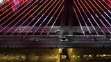 俯拍夜晚大桥上飞驰行驶的车辆高清在线视频素材下载
