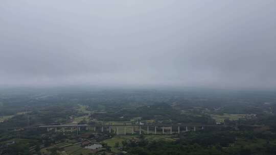 四川盆地的高铁与山野天空