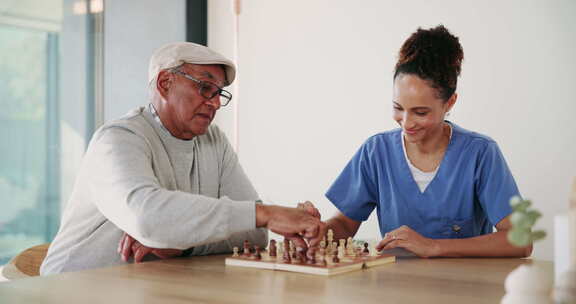 国际象棋，老人和护士在桌子上玩移动，策略