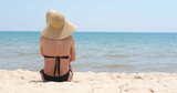 独自在沙滩上晒日光浴的女人高清在线视频素材下载