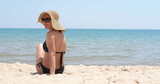 独自在沙滩上晒日光浴的女人高清在线视频素材下载