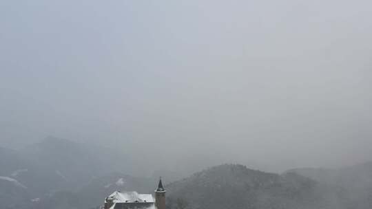 德清莫干山雪天云雾里的裸心堡