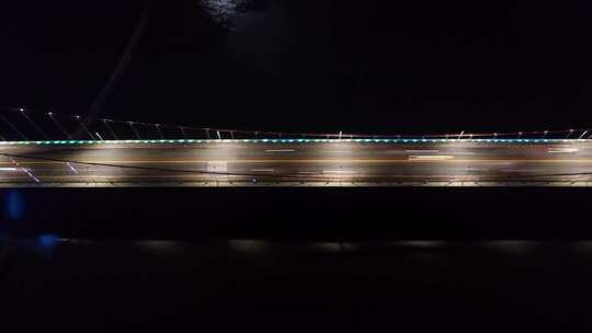 夜晚桥梁车流光影画面