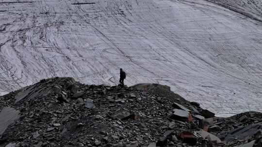 航拍攀登川西贡嘎山卫峰乌库楚雪山的登山者