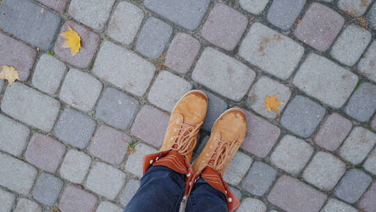 穿着秋靴的脚站在人行道上视频素材模板下载