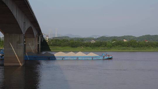 湘江上航行的运石船运沙船视频素材模板下载
