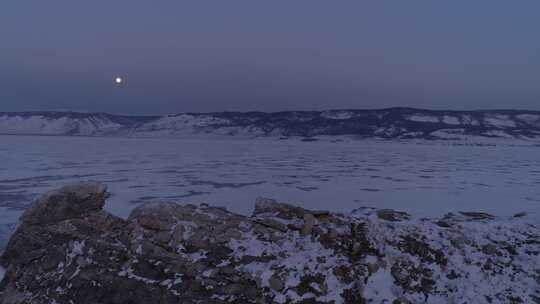 贝加尔湖落基岛上空的空中轨道黄昏冰冻贝加