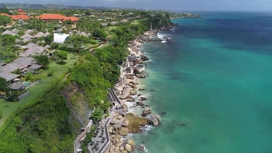 印度尼西亚巴厘岛岩石悬崖下沙滩的鸟瞰图