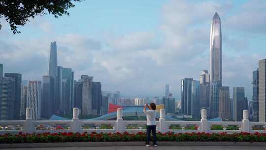 深圳莲花山观景台拍照的人