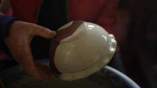 陶器花纹手工雕刻特写视频素材模板下载