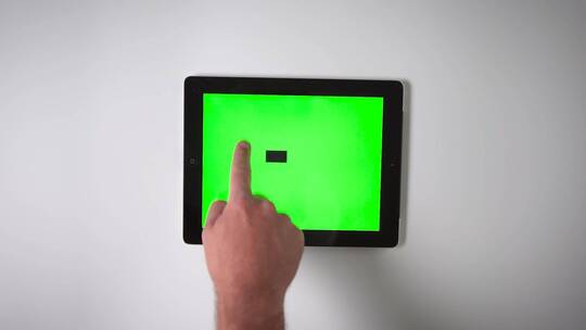 手指下拉平板电脑绿色屏幕视频素材模板下载
