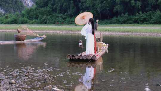 女子穿古装在竹筏上的唯美画面