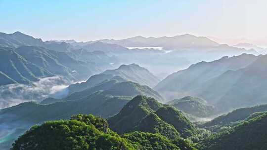 夏季早晨阳光照耀下大山云海航拍宣传片