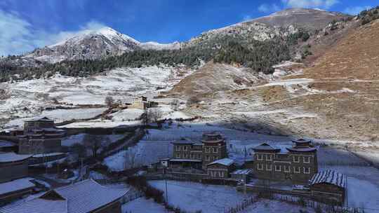 川西航拍雪后的上城子村雪景田园风光