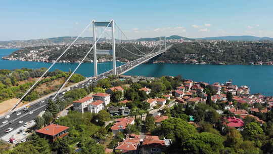 Fatih Sultan Mehmet大桥和汽车交通的鸟瞰图视频素材模板下载