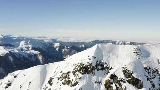 站在雪山天线顶峰脊上的人