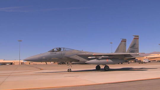 F15和F16战斗机列队滑行在军事演习中起飞