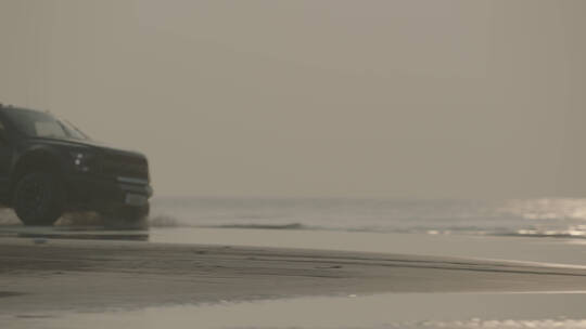 黄昏皮卡汽车海边沙滩冲浪