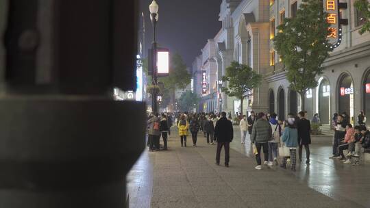 夜景步行街商业街行人逛街购物