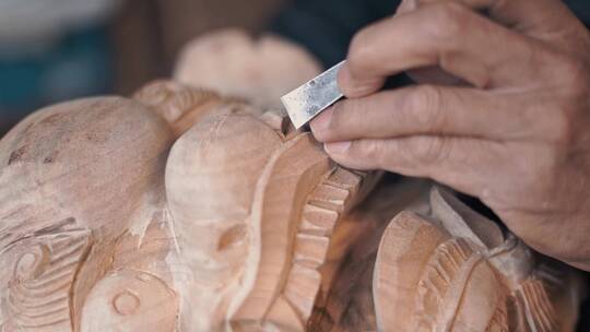 木雕大师手艺人雕刻木头 古建筑木雕 精美4K视频素材模板下载