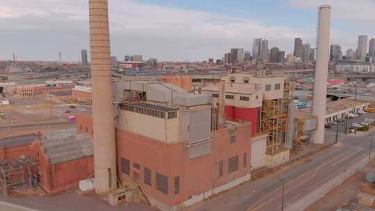 科罗拉多州丹佛市一家看起来非常古老的发电厂工厂的鸟瞰图视频素材模板下载
