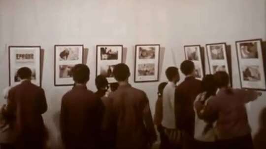70年代人们观看画展