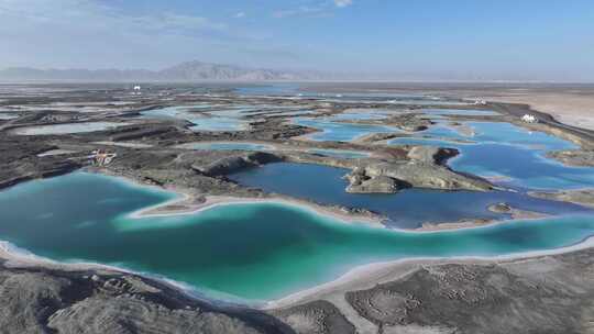 青海海西大柴旦翡翠湖水面远山航拍视频