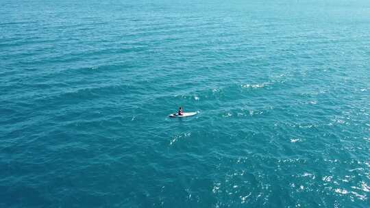 海面上划船