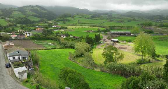 村庄，田野，牧场，房屋