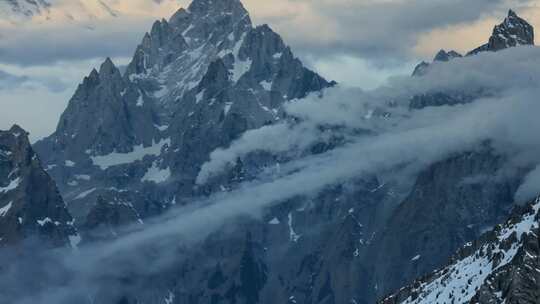 雪峰巍峨 云海缭绕 壮丽天地奇观