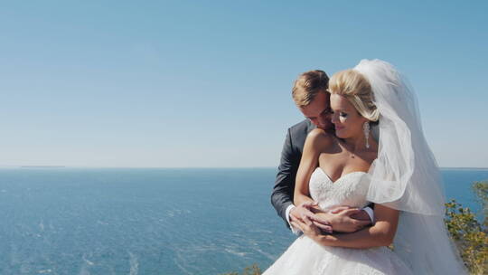 新郎新娘在海边拍婚纱照