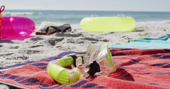 浮潜面罩、毛巾和海滩设备躺在海滩上的视频