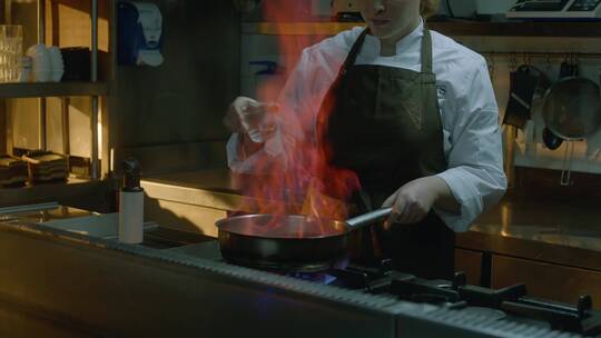 厨师在烹饪食物视频素材模板下载