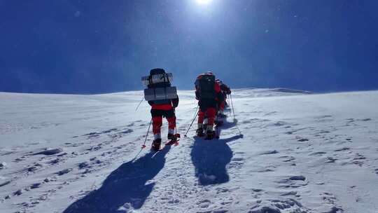 风雪中攀登慕士塔格雪山的登山者