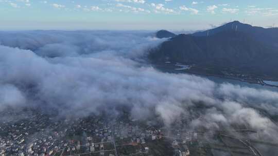 云海山峦壮丽航拍