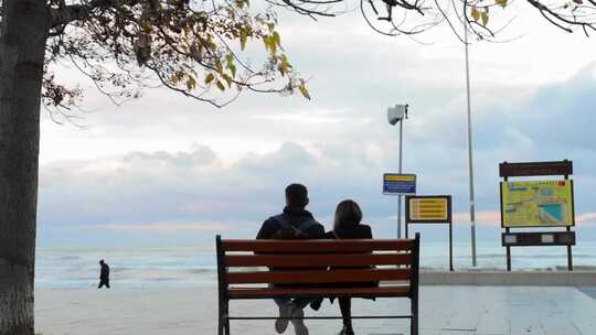 海边长椅上一对情侣
