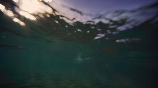 水面上有神秘光的破碎波水下视图