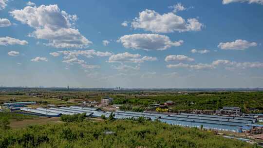 农村蔬菜大棚远望城市天际线延时摄影