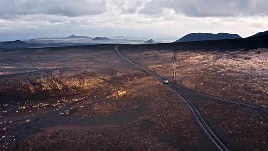 吉普车通过火山地面空中行驶