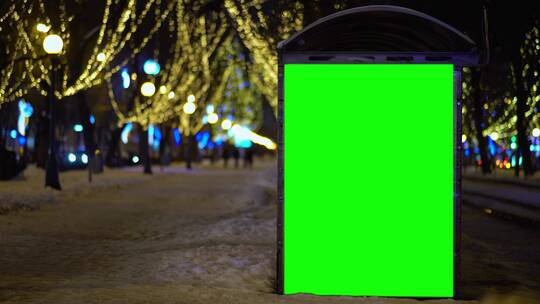 圣诞街上的绿屏广告牌视频素材模板下载