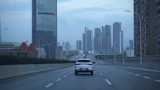 汽车城市道路行驶车窗外风景城市建筑风光视频素材模板下载